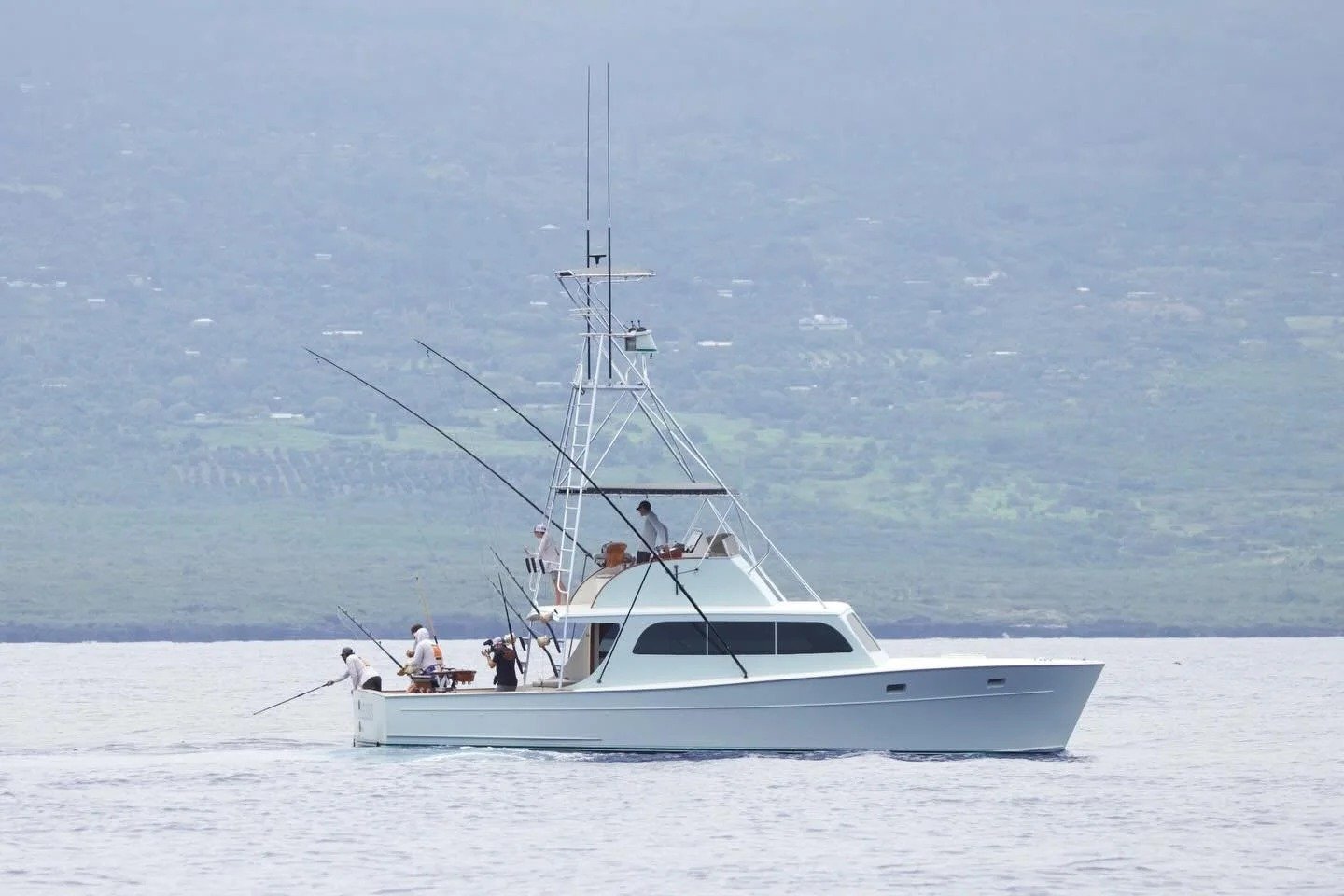 A guide at work during a trip, photographed by Huntress Sportfishing in HI